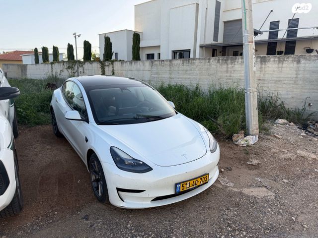 מודעת רכב טסלה מודל 3