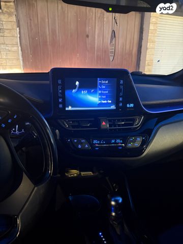 מודעת רכב טויוטה C-HR