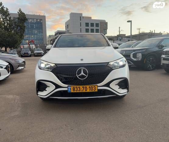 מודעת רכב מרצדס-בנץ EQE SUV