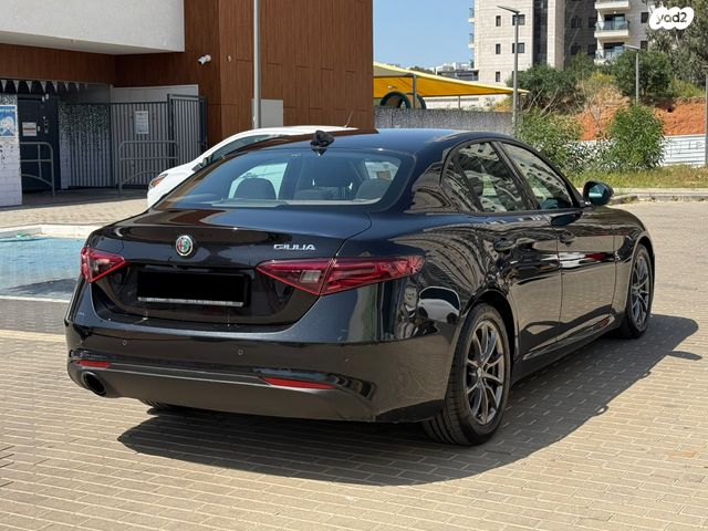 מודעת רכב אלפא רומיאו ג'וליה