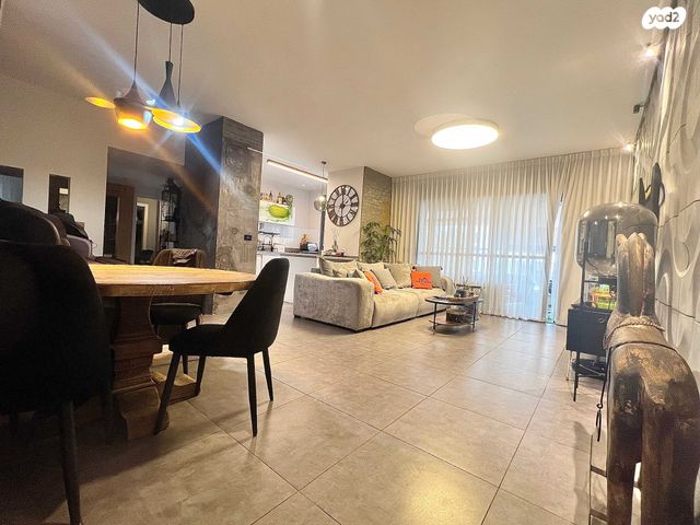 שושנה דמארי 4