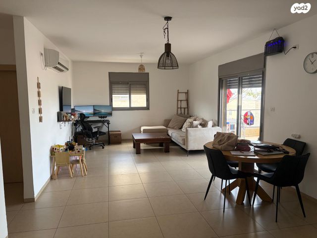 לוי אשכול 32