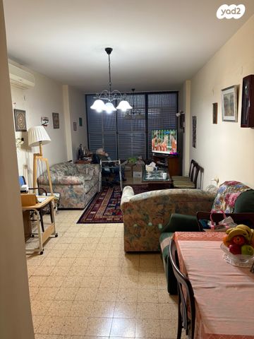 דבורה בארון 