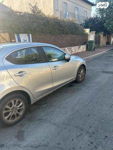 מודעת רכב מאזדה 2