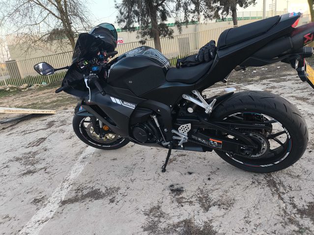 מודעת רכב הונדה CBR600RR