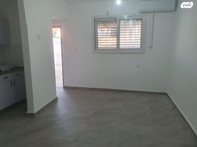 חומה ומגדל 23