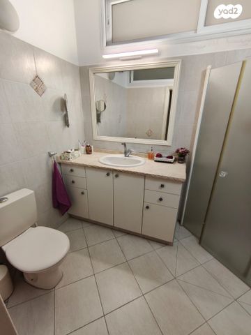 אברהם קרן 16