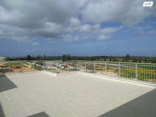 יהודה עמיחי 16