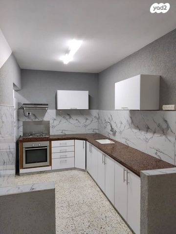 יקותיאל אדם 18