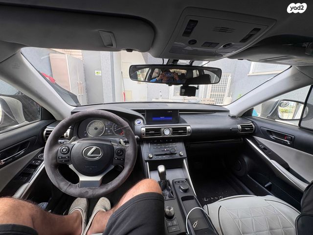 מודעת רכב לקסוס IS