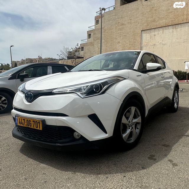 מודעת רכב טויוטה C-HR