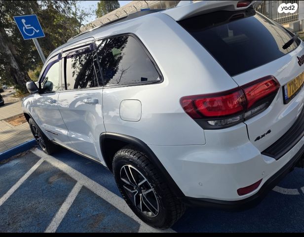 מודעת רכב ג'יפ גרנד צ'ירוקי