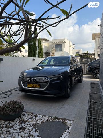 מודעת רכב אאודי E-tron