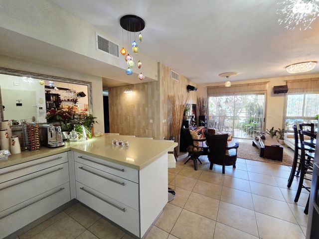 שדרות טום לנטוס 61