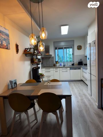 שדרות הציונות 8