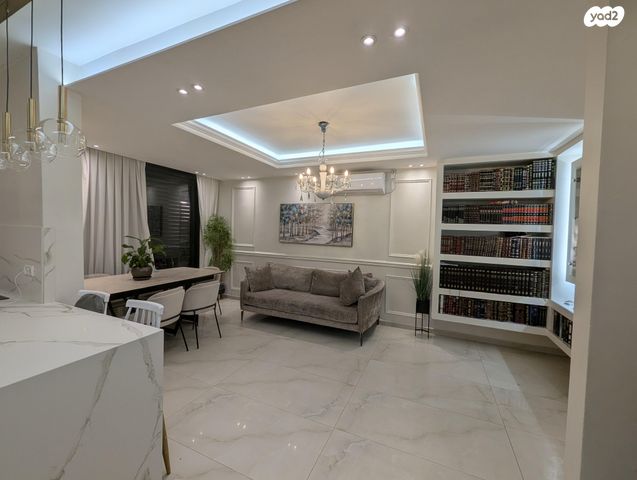 שדרות איינשטיין 10