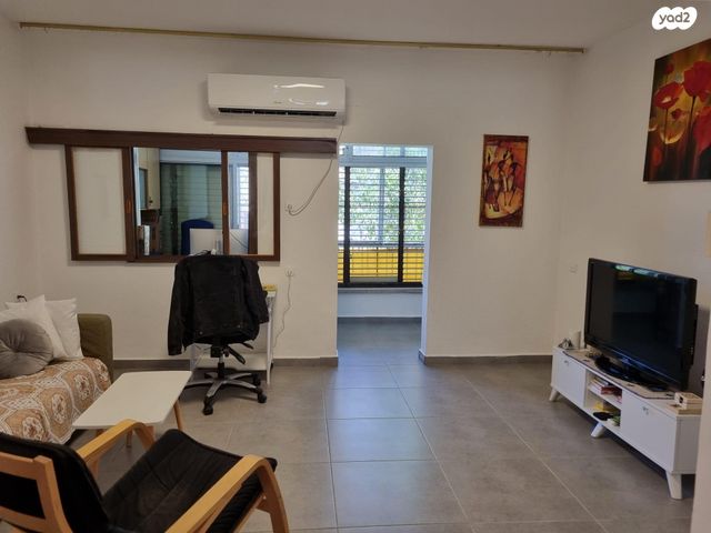 שדרות ג'יימס דה רוטשילד 10