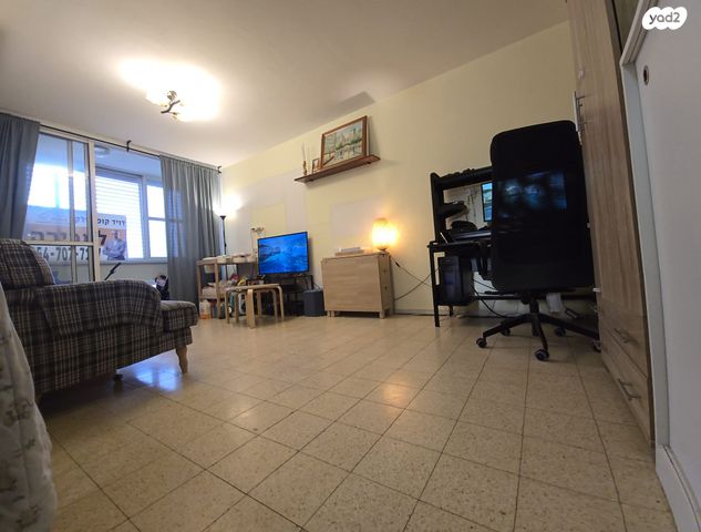 מודעת נכס, פנחס ספיר, מגדל העמק