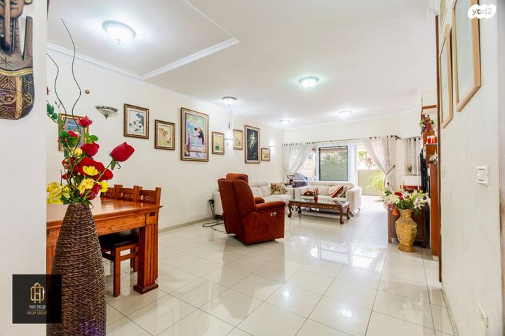 דו משפחתי, נעורים, ראשון לציון