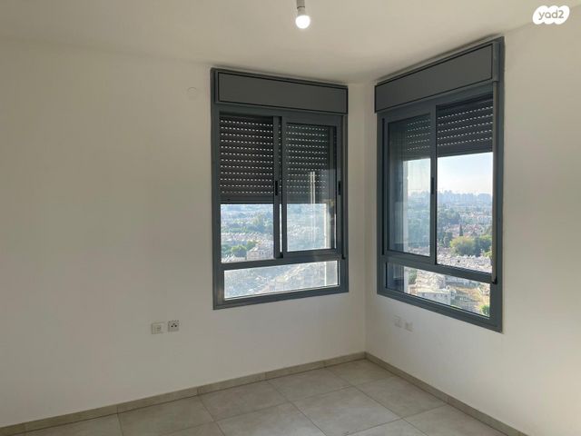 דופלקס, יגאל אלון, המרכז האזרחי, רמלה