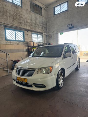 מודעת רכב קרייזלר גראנד וויאג'ר