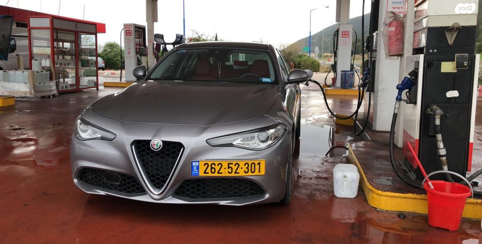 מודעת רכב אלפא רומיאו ג'וליה