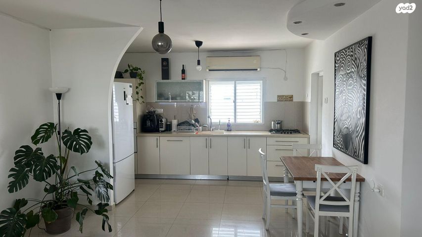 אליקים המלך 16