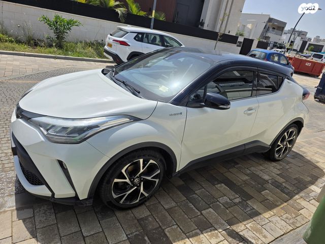מודעת רכב טויוטה C-HR