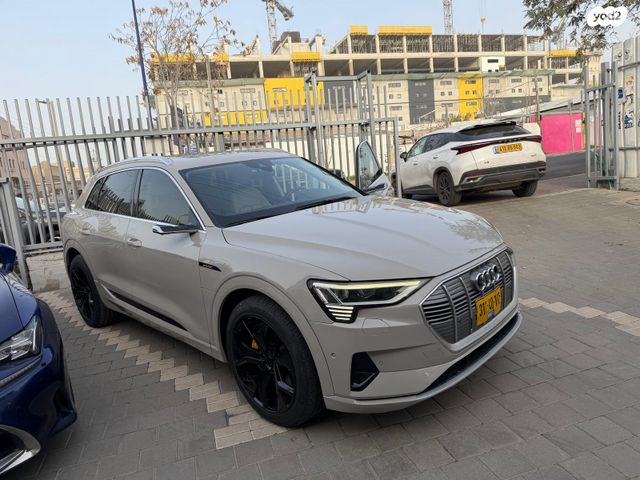 מודעת רכב אאודי E-tron