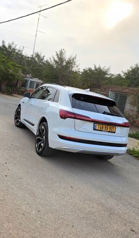 מודעת רכב אאודי E-tron