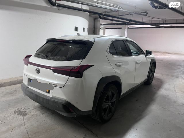 מודעת רכב לקסוס UX