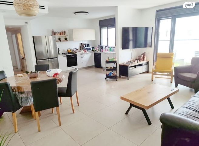 שרה אהרונסון 32