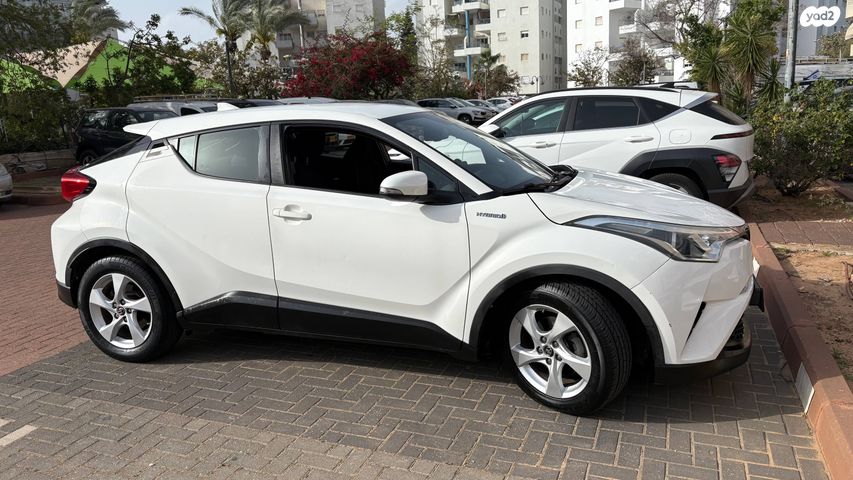 מודעת רכב טויוטה C-HR