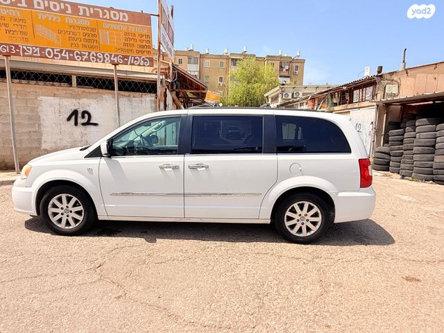 מודעת רכב קרייזלר גראנד וויאג'ר