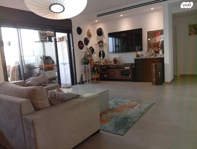 לוי אשכול 12