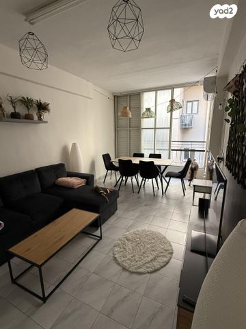 שדרת התמרים 10