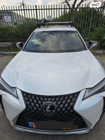 מודעת רכב לקסוס UX