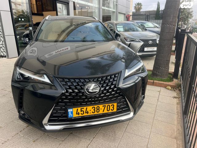 מודעת רכב לקסוס UX