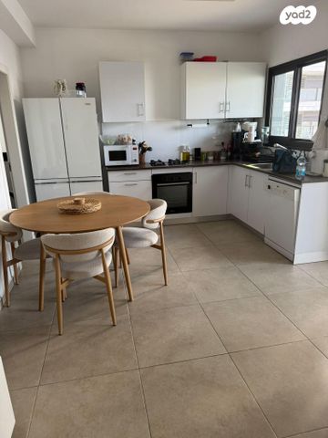 שולמית אלוני 13