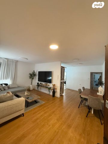 עמנואל מול 10