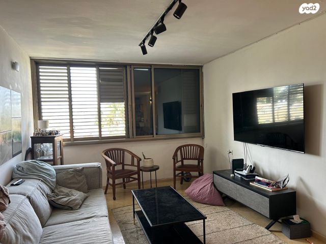 אביגדור המאירי 7