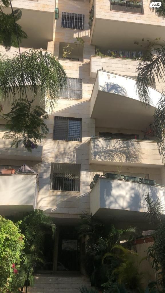 זכרון יעקב 23