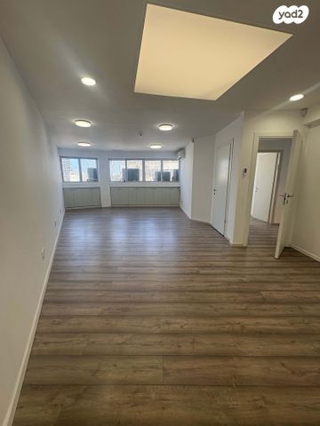 דרך מנחם בגין 42