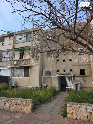 השר בכור שטרית 