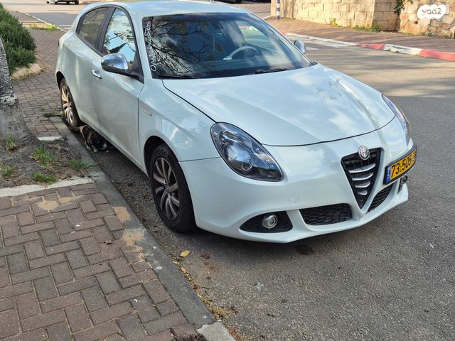 מודעת רכב אלפא רומיאו ג'ולייטה