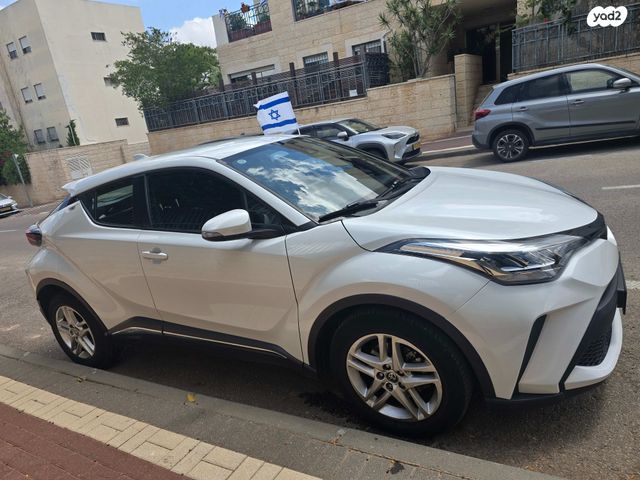 מודעת רכב טויוטה C-HR
