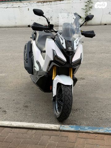 מודעת רכב סאן יאנג ADX400