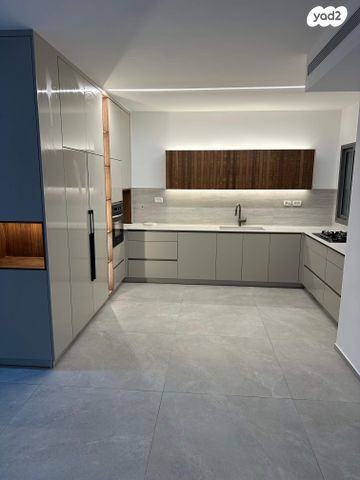 שושנה דמארי 22