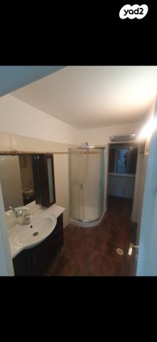 השישה עשר 33