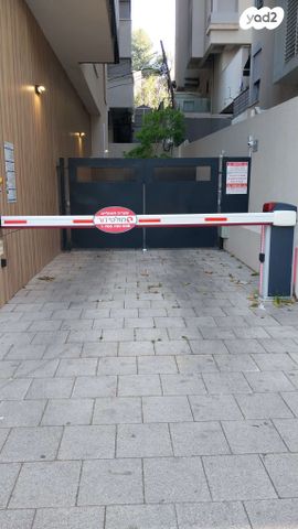 שדרות ירושלים 8